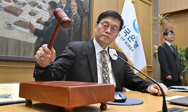 이창용 한국은행 총재가 23일 서울 중구 한국은행에서 열린 금융통화위원회 본회의에 참석해 의사봉을 두드리고 있다. 뉴스1