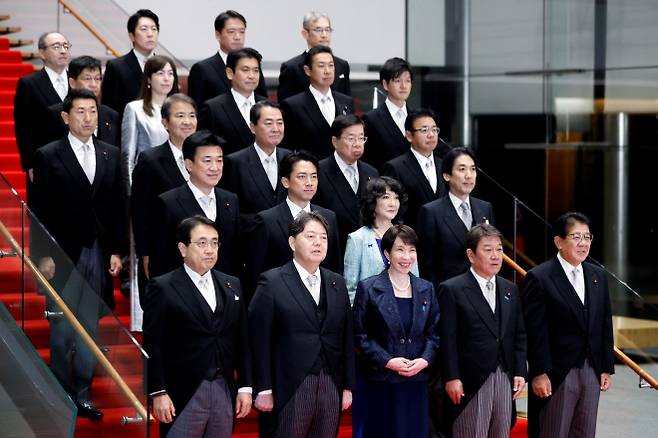 다카이치 사나에(앞줄 가운데) 일본 총리가 지난 21일 도쿄 총리 관저에서 새 내각 구성원들과 함께 단체사진을 찍고 있다. 도쿄 로이터 연합뉴스