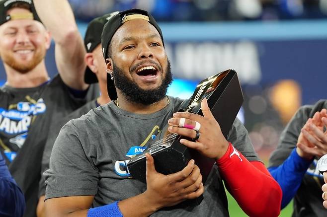 토론토 블루제이스 블라디미르 게레로 주니어가 21일(한국시간) 캐나다 온타리오주 토론토 로저스센터에서 열린 시애틀 매리너스와 2025 MLB 아메리칸리그 챔피언십시리즈(ALCS) 최종 7차전에서 4-3으로 승리한 뒤 시리즈 최우수선수(MVP) 트로피를 들고 기뻐하고 있다. AP 연합뉴스