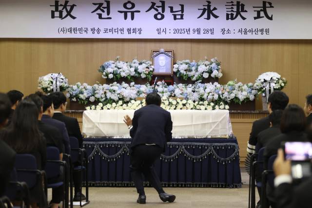 서울 송파구 서울아산병원 장례식장에서 엄수된 개그맨 전유성의 영결식에서 개그맨 김정렬이 퍼포먼스를 하고 있다. 연합뉴스