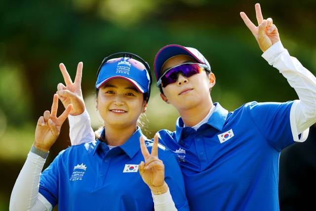 23일 LPGA 투어 국가 대항전 한화 라이프플러스 인터내셔널 크라운 첫날 경기에 출전한 한국팀의 최혜진(왼쪽)과 김효주. 사진 제공=LPGA
