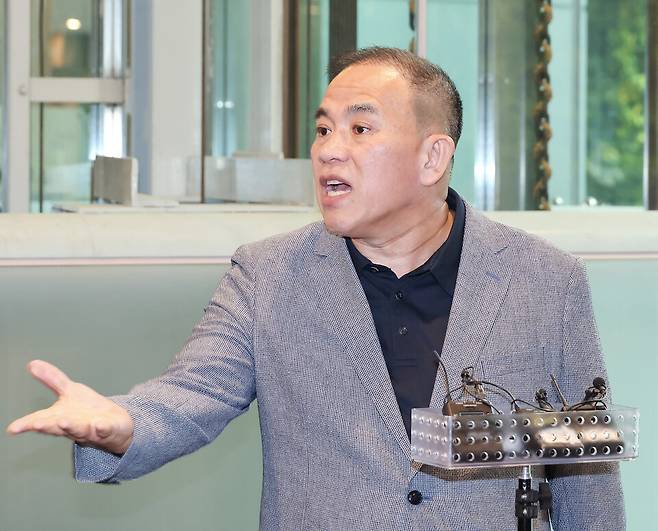 23일 서울시청에서 열린 국회 행정안전위원회 국정감사에 증인으로 출석한 명태균씨가 서울시청 1층 로비에서 기자들의 질의에 답변하고 있다. ⓒ 시사저널 임준선