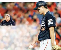 19년 만의 한국시리즈 진출을 노리는 한화가 마무리 김서현의 부진으로 벼랑 끝에 몰렸다. 24일 열리는 플레이오프 5차전에서 김서현 투입 여부를 놓고 김경문 한화 감독(왼쪽)이 어떤 선택을 할지 주목받고 있다. 연합뉴스·한화 이글스 제공