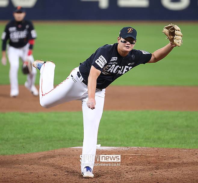 ▲ 김서현은 위력적인 구위를 선보이며 부진을 만회하는 듯 했으나 실투 하나에 모든 것이 물거품으로 돌아갔다 ⓒ곽혜미 기자