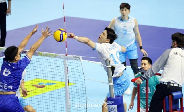 정지석이 네트에 바짝 붙느 토스에 밀어넣기 공격을 시도하고 있다. /사진=강영조 선임기자