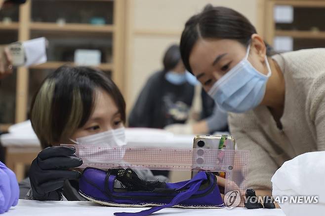 왕실 유물 살펴보는 21세기의 장인들 (서울=연합뉴스) 류효림 기자 = 국가무형유산 보유자, 전승교육사, 이수자들이 23일 서울 종로구 국립고궁박물관 열린수장고에서 열린 수장고 속 왕실 유산 심층조사에서 왕실 유물들을 살펴보고 있다. 2025.10.23 ryousanta@yna.co.kr