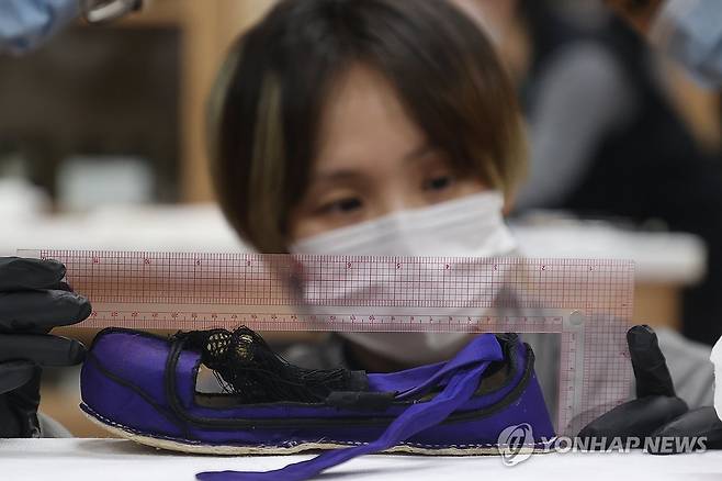 왕실 유물 살펴보는 21세기의 장인들 (서울=연합뉴스) 류효림 기자 = 국가무형유산 보유자, 전승교육사, 이수자들이 23일 서울 종로구 국립고궁박물관 열린수장고에서 열린 수장고 속 왕실 유산 심층조사에서 왕실 유물들을 살펴보고 있다. 2025.10.23 ryousanta@yna.co.kr