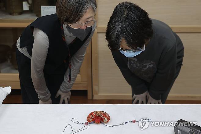 왕실 유물 살펴보는 21세기의 장인들 (서울=연합뉴스) 류효림 기자 = 국가무형유산 보유자, 전승교육사, 이수자들이 23일 서울 종로구 국립고궁박물관 열린수장고에서 열린 수장고 속 왕실 유산 심층조사에서 왕실 유물들을 살펴보고 있다. 2025.10.23 ryousanta@yna.co.kr