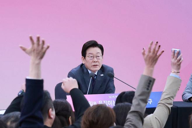 ▲ 24일 대구 엑스코에서 열린 '대구의 마음을 듣다' 타운홀미팅에서 참석자들이 이재명 대통령을 향해 손을 들며 발언권을 요청하고 있다. 대통령실통신사진기자단