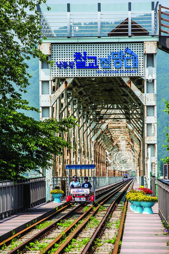 김해 ‘낙동강레일파크’ 철교전망대.