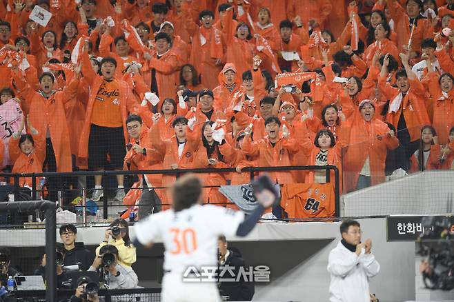 한화 폰세가 24일 대전 한화생명볼파크에서 열린 2025 KBO 포스트시즌 플레이오프 5차전 삼성과 경기 5회 투구 후 환호하고 있다. 대전 | 최승섭기자 thunder@sportsseoul.com