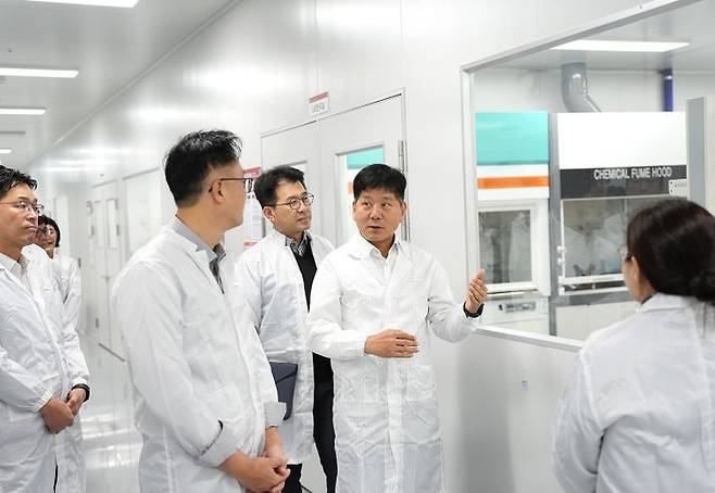 김연섭 롯데에너지머티리얼즈 대표이사(사진 왼쪽에서 4번째)가 의왕연구소를 둘러보고 있다. ⓒ롯데에너지머티리얼즈