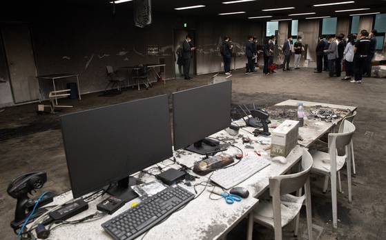 배경훈 과학기술정보통신부 장관이 지난 8월 13일 서울 관악구 서울대학교 유회진학술정보관 실습실을 방문해 배터리 화재 사고 현장을 둘러보고 있다. 사진 과학기술정보통신부