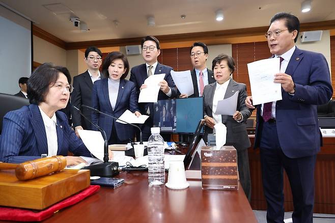 국회 법제사법위원회 국민의힘 의원들이 지난 15일 오전 서울 서초구 대법원에서 열린 전체회의에서 ‘이재명 대통령의 공직선거법위반 사건에 대한 대법원 전원합의체 관련 서류 제출 요구의 건’ 처리에 재판 개입이라고 주장하며 항의하고 있다. 국회사진기자단