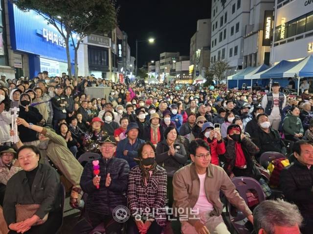 ▲ 개막식이 열린 메인무대는 시민, 관광객 3000여명이 참석해 축제 개최를 축하했다.