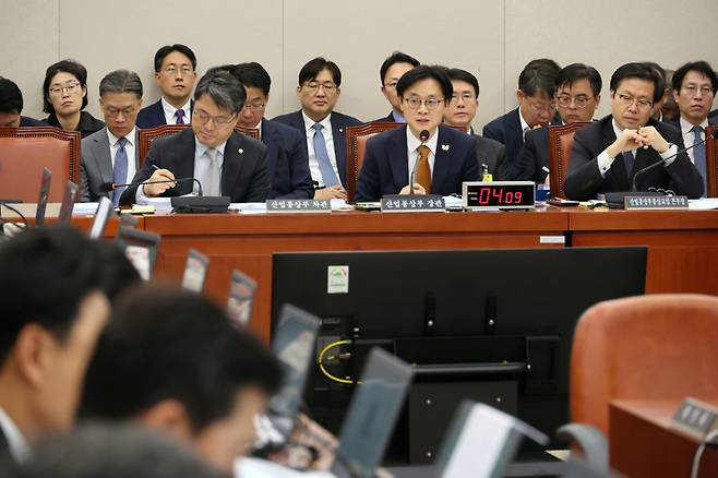 김정관 산업통상부 장관이 24일 서울 여의도 국회 산업통상자원중소벤처기업위원회에서 열린 국정감사에서 의원 질의에 답하고 있다. 연합뉴스