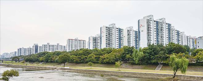 탄천 건너편에서 바라본 성남 분당구 탑마을 선경아파트 단지 전경. (윤관식 기자)