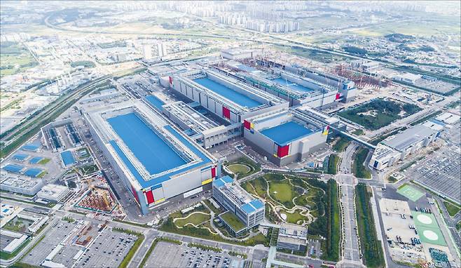 삼성전자 평택캠퍼스 전경. 이곳 4공장(P4)에서 삼성전자는 6세대 D램을 양산할 계획이다. (삼성전자 제공)