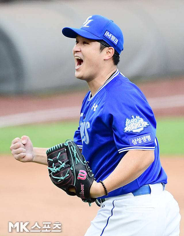 19일 오후 대전 한화생명볼파크에서 ‘2025 신한 SOL Bank KBO 포스트시즌’ 삼성 라이온즈와 한화 이글스의 플레이오프(5전 3선승제) 2차전이 열렸다. 7회말 2사에서 삼성 선발 최원태가 한화 권광민을 삼진잡고 환호하면서 마운드를 내려가고 있다. 사진=김영구 기자