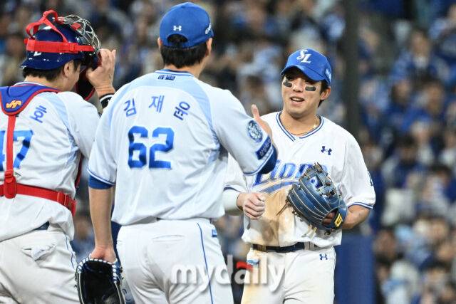 22일 대구 삼성라이온즈파크에서 열린 '2025 신한 SOL BANK KBO 포스트 시즌' 삼성 라이온즈와 한화 이글스 플레이오프(PO) 4차전 경기. 삼성이 7-4로 한화에 승리한 뒤 기뻐하고 있다. 삼성 김영웅은 6회 동점 3점 홈런과 7회 역전 3점 홈런을 기록했다./대구=한혁승 기자 hanfoto@mydaily.co.kr