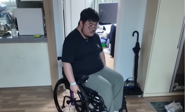 사고 이후 휠체어 신세를 지게 된 성악가 안영재 씨. / 유튜브 'MBC NEWS'