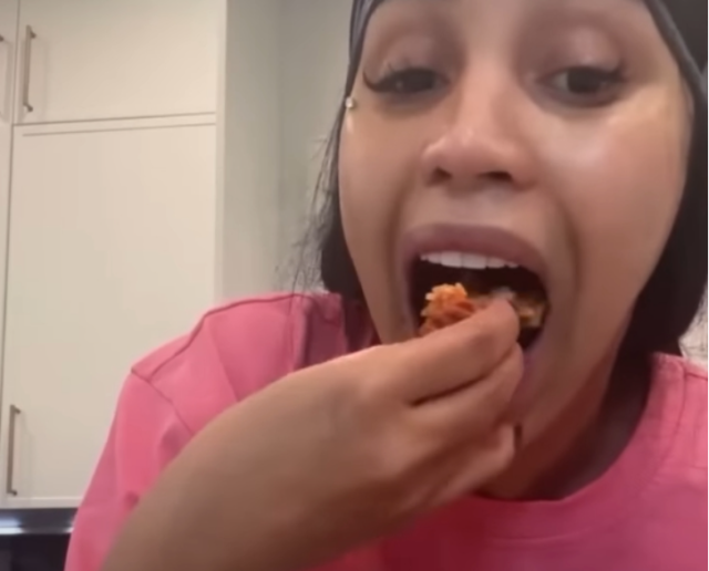 세계적 팝스타 카디비가 고추참치를 밥에 비벼 김에 싸 먹는 영상을 공유했다. /카디비 소셜미디어