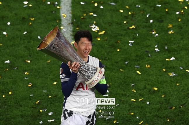 ▲ 베컴법 조항으로 손흥민의 다음 행선지로는 AC밀란이 가장 유력하게 꼽히지만, 친정팀 토트넘 홋스퍼 복귀 가능성도 배제할 수 없다. 바이에른 뮌헨 역시 후보로 언급된다. 팬들 사이에서는 여전히 ‘손흥민 복귀’를 염원하는 목소리가 크다.