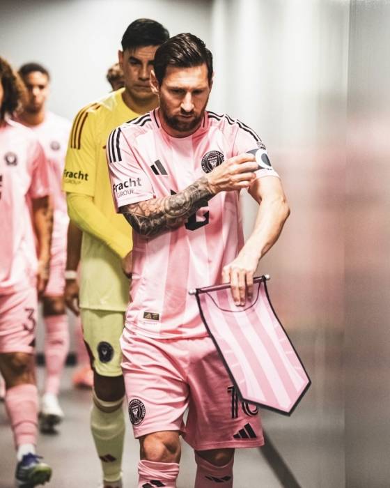 인터 마이애미 깃발을 왼손에 쥔 채 경기장에 들어서는 리오넬 메시. /사진=인터 마이애미 공식 SNS 갈무리