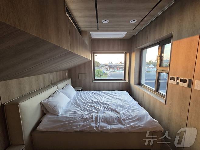 전북 김제시 '죽산모락' LG 스마트코티지 '듀오맥스 45' 2층에 있는 침실. 2025.10.24/뉴스1 ⓒ News1 박주평 기자