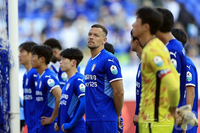 25일 오후 경기도 수원시 팔달구 월드컵로 수원월드컵경기장에서 열린 하나은행 K리그2 2025 36라운드 수원삼성과 전남드래곤즈의 경기를 2대 2 무승부로 마치며 사실상 다이렉트 승격이 어려워진 수원 일류첸코 등 선수들이 서포터즈에게 인사하기 위해 도열하고 있다. 2025.10.25/뉴스1 ⓒ News1 박정호 기자