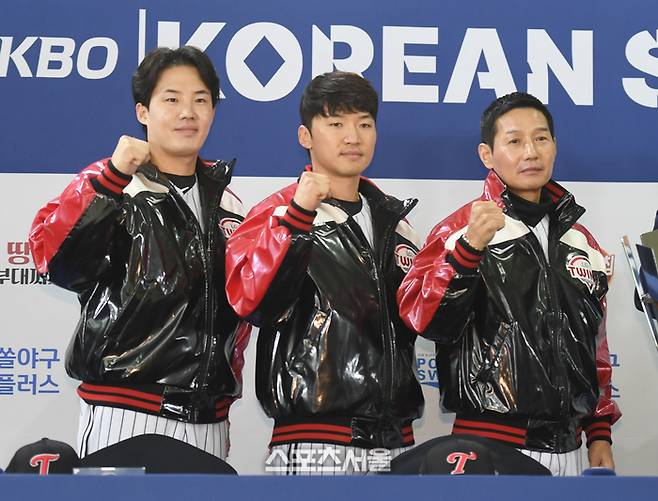 LG 임찬규, 박해민, 염경엽 감독(왼쪽부터)이 25일 서울 잠실구장에서 열린 2025 KBO 포스트시즌 한국시리즈 미디어데이에서 포즈를 취하고 있다. 잠실 | 최승섭기자 thunder@sportsseoul.com