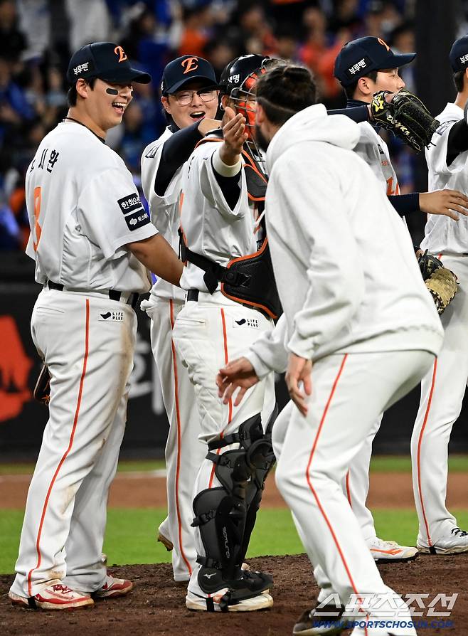 '그냥 와~' 당황한 폰세를 부르는 최재훈 이도윤 노시환의 손짓