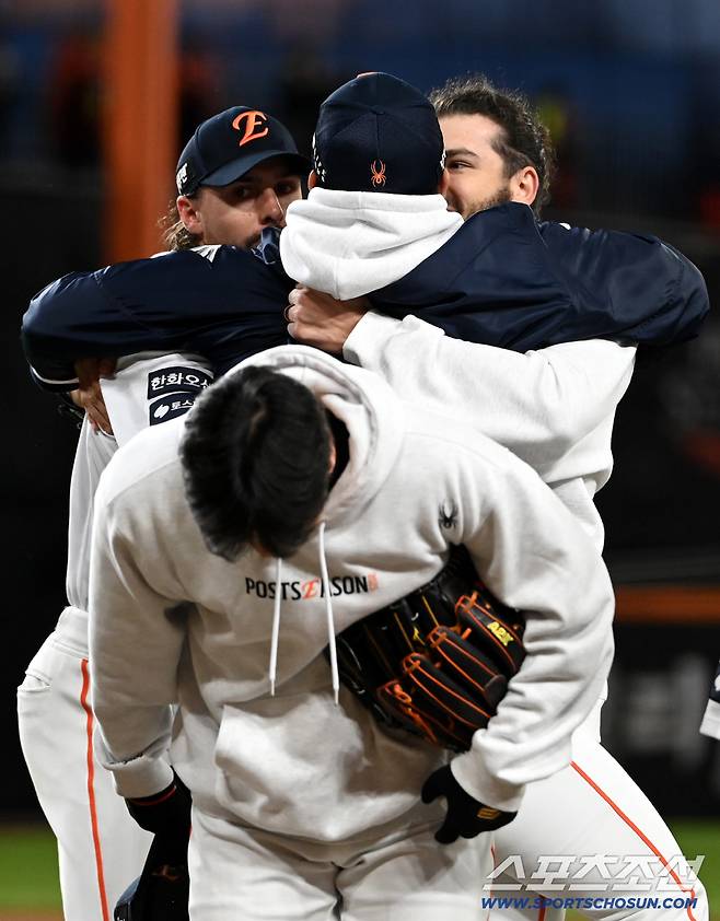 함께 문동주를 품에 안은 폰세와 와이스