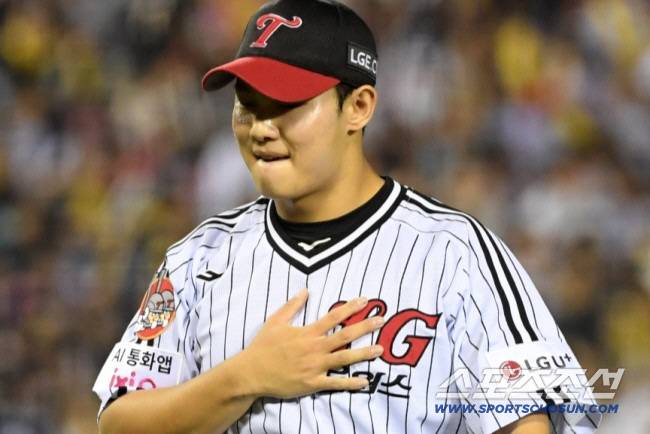 1일 잠실구장에서 열린 LG 트윈스와 NC 다이노스의 경기. 6회초 2사 만루 NC 권희동 안타성 타구를 LG 중견수 박해민이 잡아내자 김영우가 안도의 한숨을 내쉬고 있다. 잠실=박재만 기자 pjm@sportschosun.com/2025.10.01/