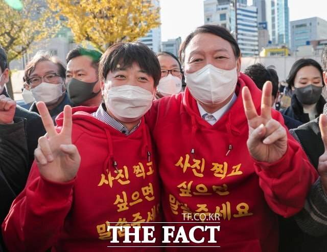 다만 두 당의 야당으로서의 협력은 일부에 그칠 것으로 보인다. 국민의힘이 여전히 윤 전 대통령을 중심으로 한 친윤 세력이 주도하는 반면, 이 대표는 줄곧 윤 전 대통령과의 '결별'을 강조해 왔기 때문이다. 사진은 2021년 12월 4일 당시 윤석열 국민의힘 대선 후보와 이준석 대표가 부산 서면 젊음의 거리를 찾아 유세를 하고 있는 모습. /더팩트 DB