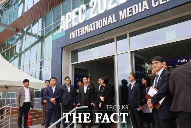 김민석 국무총리는 지난 23~24일 아시아태평양경제협력체(APEC) 최종 현장 점검을 위해 경주를 찾았다. 김 총리의 경주 방문은 이번이 여덟번째다. 사진은 김 총리가 23일 경북 경주시 국제미디어센터(IMC)에서 관련 시설을 점검하는 모습. /총리실