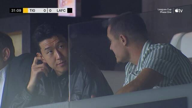 LAFC 홈 BMO 스타디움을 처음 찾은 손흥민과 대화하는 롱