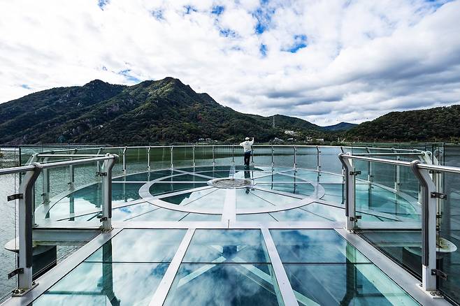 삼악산과 마주한 '의암호스카이워크'는 소양강스카이워크보다 규모가 작지만, 호젓함을 만끽하며 조용히 의암호를 감상하기에 그만이다. 슬리퍼 착용 필수! / 양수열 영상미디어 기자