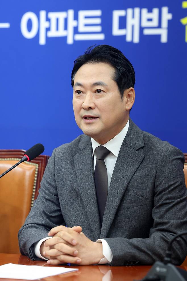 장동혁 국민의힘 대표가 25일 오전 서울 영등포구 여의도 국회에서 열린 기자간담회에서 모두발언을 하고 있다. 2025.10.25/뉴스1