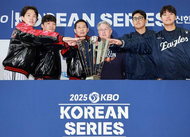2025 KBO리그 한국시리즈에 진출한 엘지(LG) 트윈스와 한화 이글스 감독 및 선수들이 25일 서울 잠실구장에서 열린 미디어데이에서 우승트로피를 앞에 놓고 포즈를 취하고 있다. 왼쪽부터 엘지 임찬규, 박해민, 염경엽 감독, 한화 김경문 감독, 채은성, 정우주. 연합뉴스