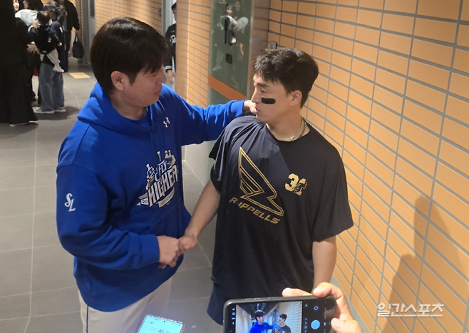 손아섭(오른쪽)이 24일 플레이오프 5차전에서 승리한 뒤 롯데 자이언츠 소속 시절부터 절친한 선배 강민호와 악수를 하고 있다. IS포토