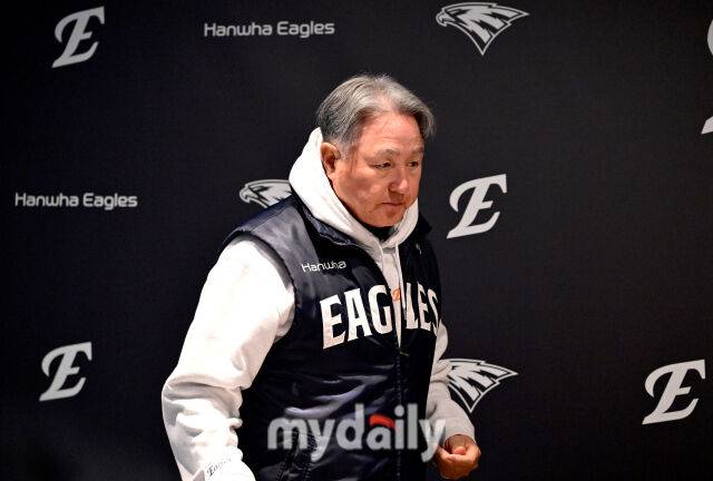 2025년 10월 24일 오후 대전한화생명볼파크에서 열린 '2025 신한 SOL BANK KBO 포스트 시즌' 삼성 라이온즈와 한화 이글스의 플레이오프(PO) 5차전 경기. 한화 김경문 감독이 기자회견장에 입장하고 있다./대전=유진형 기자 zolong@mydaily.co.kr