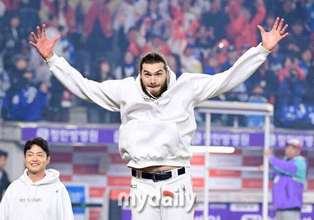 2025년 10월 24일 오후 대전한화생명볼파크에서 열린 '2025 신한 SOL BANK KBO 포스트 시즌' 삼성 라이온즈와 한화 이글스의 플레이오프(PO) 5차전 경기. 한화 폰세가 11-2로 승리하며 한국시리즈 진출을 확정한 뒤 기뻐하고 있다./대전=유진형 기자 zolong@mydaily.co.kr