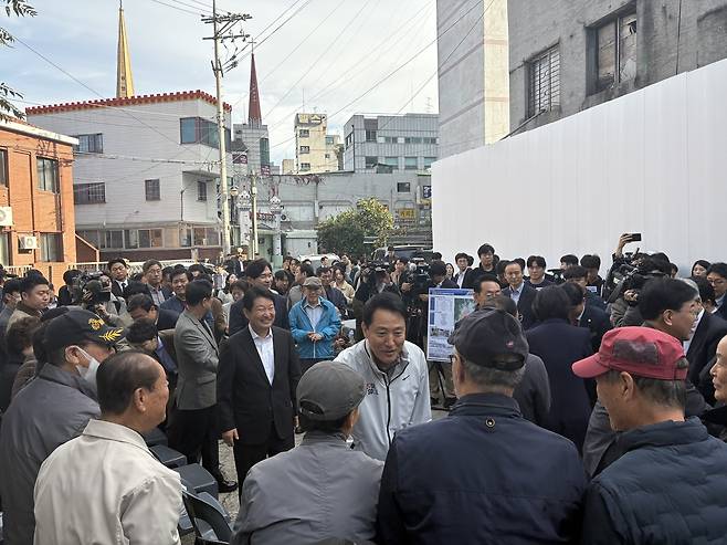 오세훈 서울시장이 ‘상계5구역’ 조합원들을 만나 인사하는 모습. 정주원 기자
