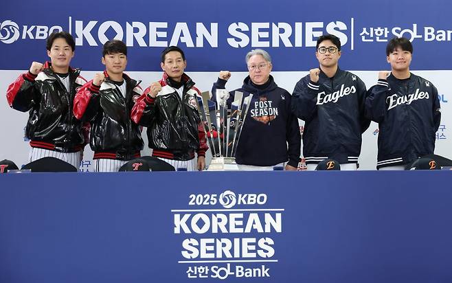 LG 임찬규, 박해민, 염경엽 감독, 한화 김경문 감독, 채은성, 정우주(왼쪽부터)가 25일 잠실구장에서 열린 KS 미디어데이에 참석해 기념사진을 촬영하고 있다. 잠실|뉴시스