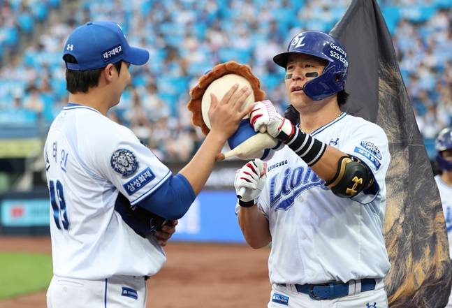 삼성 원태인(왼쪽)과 강민호. /사진=삼성 라이온즈 제공