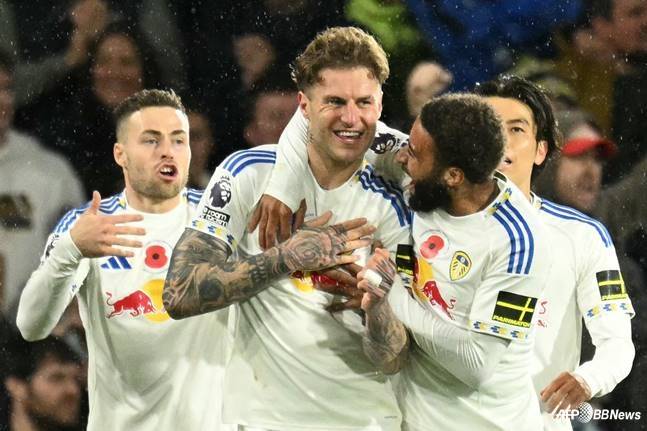 리즈 유나이티드 선수들이 웨스트햄 유나이티드를 상대로 득점 후 기뻐하고 있다. /AFPBBNews=뉴스1