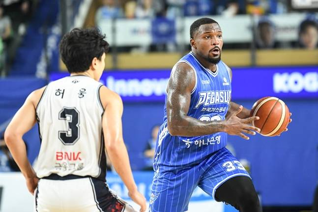 데뷔전서 21득점으로 분전한 퍼킨스(오른쪽). /사진=KBL