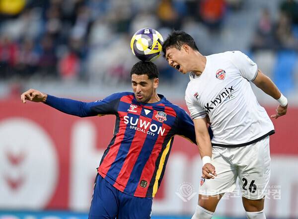 수원FC 싸박이 헤더 골을 성공시키는 모습.(사진=김종원 기자)