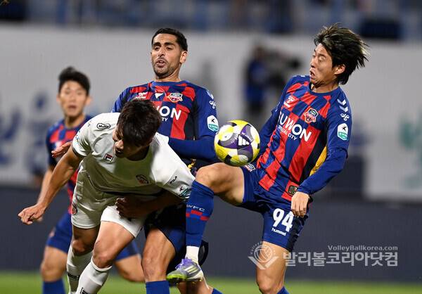 수원FC 싸박과 안현범이 제주FC 선수와 볼 다툼을 하고 있는 모습.(사진=김종원 기자)